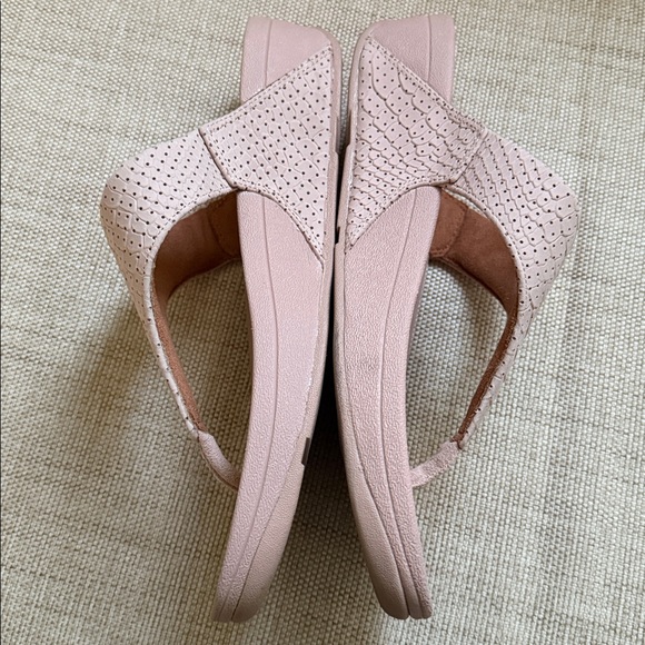 FitFlop Lulu Perf Croc-Embossed Leather Toe-Post Sandals in beige - Picture 6 of 16